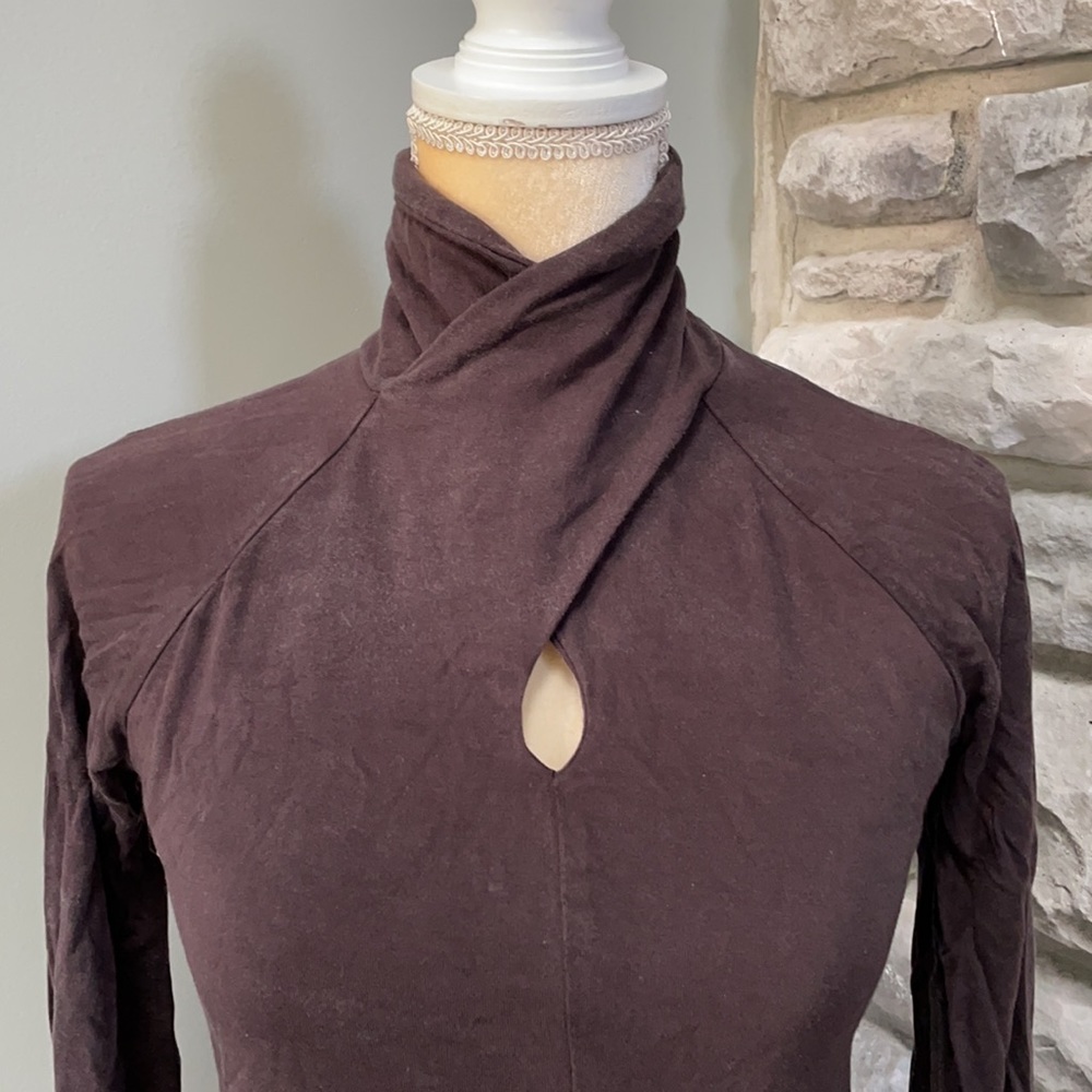 Chelsea & Theodore turtleneck front circle open - Picture 2 of 4